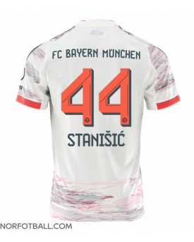 Billige Fotballdrakt Bayern Munich Josip Stanisic #44 Replika Bortedrakt 2025-26 Kortermet